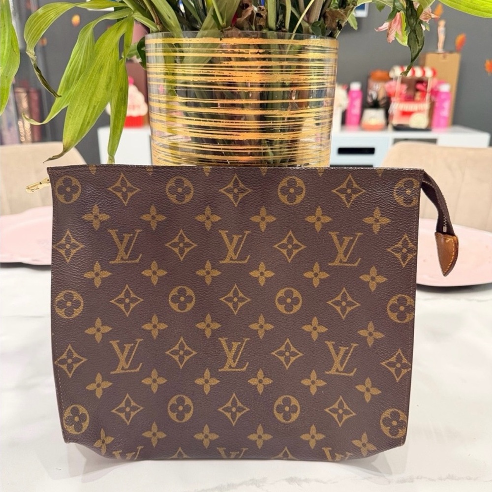 Louis Vuitton toiletry 26 in great condition!